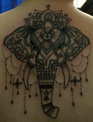 男子背上漂亮的大象曼陀罗图腾纹身图片
