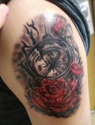 臀部右侧水彩纹身玫瑰和指南针纹身图片