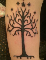 手臂上的黑色树纹身图片