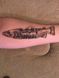 自然风景纹身手臂上黑灰色虹鳟鱼纹身图片