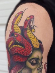 手臂上满头红色蛇的美杜莎纹身图片