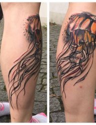 小腿上漂亮的水母纹身图片