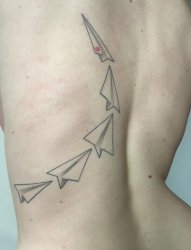 女孩侧背上的多个折纸飞机纹身图片