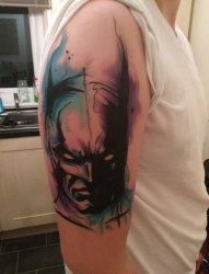 男子右手大臂膀上帅气的水彩蝙蝠侠肖像纹身图片