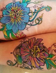 两姐妹手臂上漂亮的彩色西番莲花纹身图片