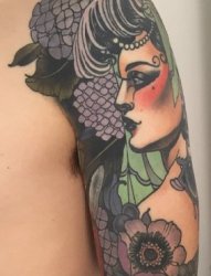 男性左手花臂漂亮的女性花朵和狐狸纹身图案
