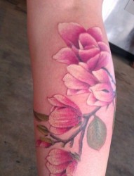手臂上漂亮的花朵纹身