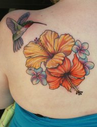 女性左后肩背上漂亮的彩色花朵和蜂鸟纹身图片