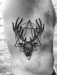 男性右肋上黑灰色的立体几何图形和牡鹿头纹身图片