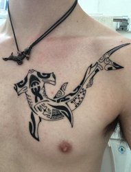 男性左胸部上黑色的几何鱼纹身图片