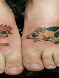 脚背上可爱的小公鸡和猪纹身动物图案纹身