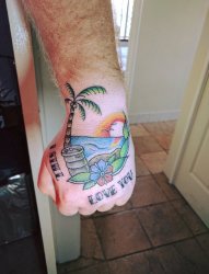 男性手背彩色的字母纹身树和大海纹身风景图片