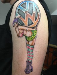 男性左手臂上彩色的性感美女和大众标志纹身图片