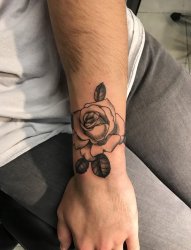 男性左手臂上黑色点刺纹身玫瑰花纹身图片