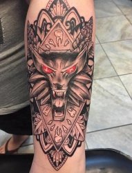 手前臂黑灰色游戏人物纹身巫师狼头纹身图片