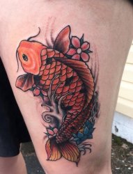 大腿上彩色传统纹身鲤鱼荷花纹身图片