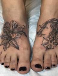 女性脚背上黑色的植物纹身小花朵纹身图片