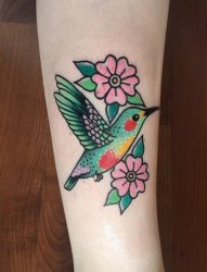 手臂上彩色的蜂鸟纹身花朵纹身图片