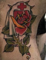 大腿上的传统风格玫瑰花纹身