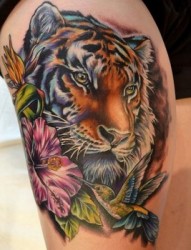 腿部好看的老虎花朵纹身