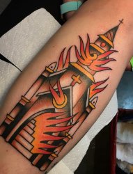 手臂上彩色燃烧的教堂纹身图片