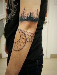 男性左手臂膀上的几何图形黑色森林臂环纹身图片