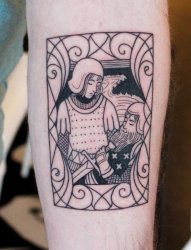 手小臂上的黑色扑克牌风格贝德维尔爵士和亚瑟王纹身图片