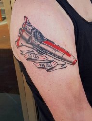 男子右手大臂上漂亮的太空堡垒飞船纹身图片