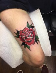 大腿部漂亮的传统风格玫瑰花纹身图片