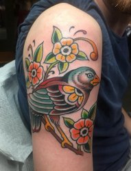 男性右手臂上彩色的鸟纹身小花朵纹身图片