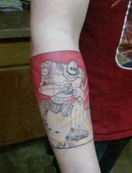 手臂上可爱的卡通机器人臂环纹身图片