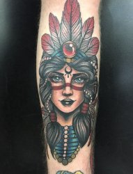 手臂上彩色的人物肖像纹身印第安人纹身图片