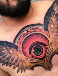 男性满胸霸气的鹰和大眼睛纹身图片