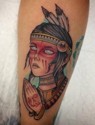 手前臂上精美的印第安风格的女孩纹身图片