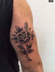 男性手臂上黑色传统纹身玫瑰花纹身图片