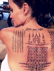 影视女明星安吉丽娜·朱莉背上的印度风格纹身图片