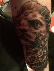 小腿上的黑灰色赫拉克勒斯狮子纹身