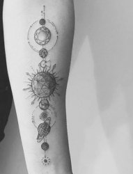 手臂上黑色太阳系纹身星球纹身水墨花臂图片