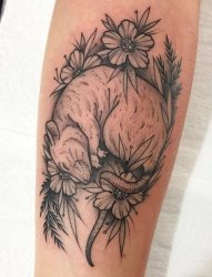 手臂上黑灰色素描纹身小花朵和老鼠纹身动物图片
