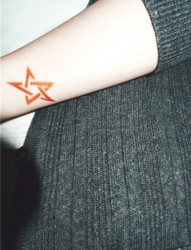 女性手臂红色五角星时尚独特刺青