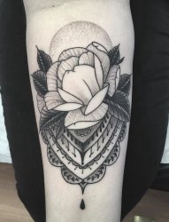 男人手臂上黑白玫瑰花纹身点刺纹身装饰画图片