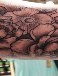 手臂上黑色粗线条纹身小花朵纹身图片
