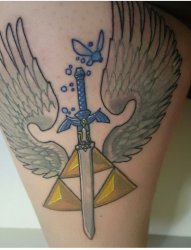 大腿上彩色的黑曜石和剑和天使翅膀纹身图片