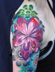 手臂上不知名的的花朵纹身