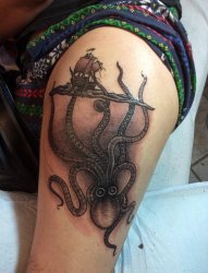 大腿上的黑灰色大章鱼怪和帆船纹身图片