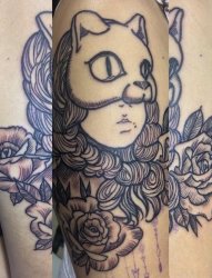 手臂黑色粗线条纹身玫瑰花围绕猫面具女孩纹身图片
