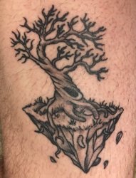 腿上精致的黑灰色浮云的树纹身