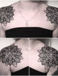 女性肩膀上黑色几何纹身曼陀罗图案纹身