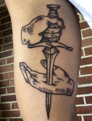 手臂上的黑色简约风格手剑刺入手中的图案纹身