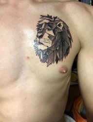 男性左侧胸部上的帅气黑灰色几何风格狮子纹身